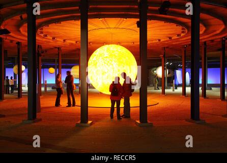 Représentation en trois dimensions du Soleil, hors de ce monde - Merveilles du système solaire, exposition dans le gazomètre Banque D'Images