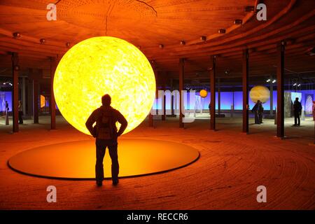 Représentation en trois dimensions du Soleil, hors de ce monde - Merveilles du système solaire, exposition dans le gazomètre Banque D'Images