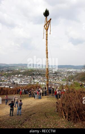 Feu traditionnel de Pâques sur 7 collines autour de Attendorn, Sauerland, Rhénanie du Nord-Westphalie Banque D'Images