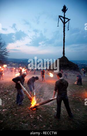 Feu traditionnel de Pâques sur 7 collines autour de Attendorn, Sauerland, Rhénanie du Nord-Westphalie Banque D'Images