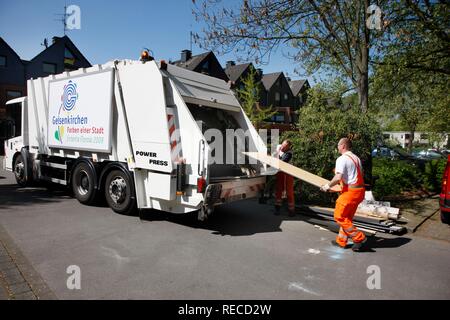 La collecte de déchets, déchets encombrants sont recueillis, Gelsenkirchens Gelsendienste, société d'utilité publique, Banque D'Images