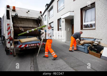 La collecte de déchets, déchets encombrants sont recueillis, Gelsenkirchens Gelsendienste, société d'utilité publique, Banque D'Images
