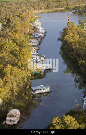 Les bateaux amarrés à Bruce's Bend, Marina, en amont de Mildura sur la rivière Murray. Banque D'Images