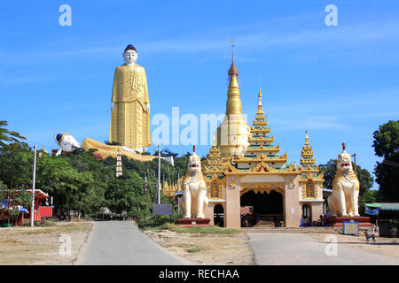Bouddha Debout géant Skyscraper (170 m de haut) et le temple de la forme d'un bouddha couché, Monywa, Rhône-Alpes, au Myanmar Banque D'Images