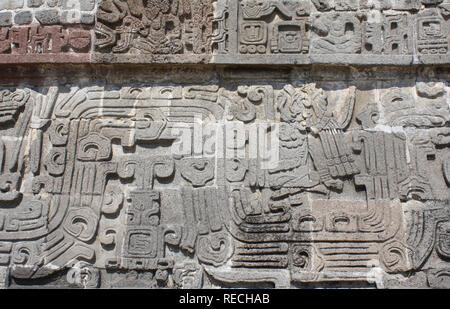 Avec la sculpture bas-relief d'un chef indien de l'Amérique pré-colombienne, la civilisation Maya, Temple de la Serpent à Plumes à Xochicalco, au Mexique. L'UNESCO Banque D'Images