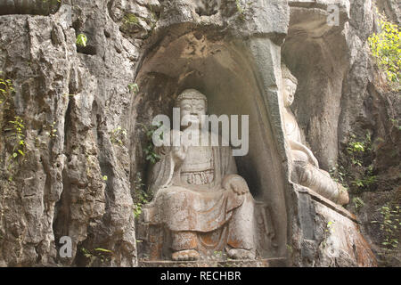 La pierre ancienne statue de Bouddha dans la grotte, parc près de la Grande Pagode de l'Oie Sauvage, Xian, province du Shaanxi, Chine Banque D'Images