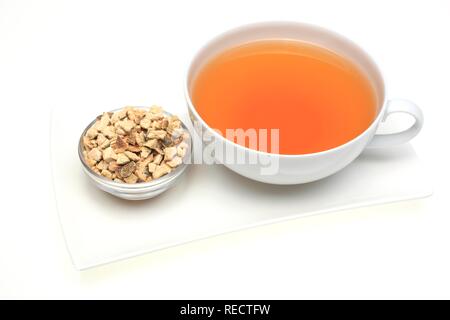 Tisane, faites de peaux séchées de l'Curacao-Orange currassuviensis (Citrus aurantium), utilisée pour l'assaisonnement Banque D'Images