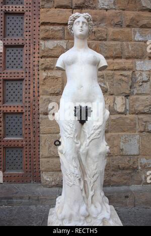 Statue féminine avec feuille de vigne au Palazzo Vecchio palace, Piazza dei Signori, Florence, Toscane, Italie, Europe Banque D'Images