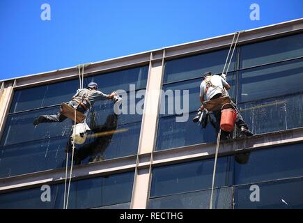 Nettoyage de vitres sur un gratte-ciel de Buenos Aires, Argentine, Amérique du Sud Banque D'Images