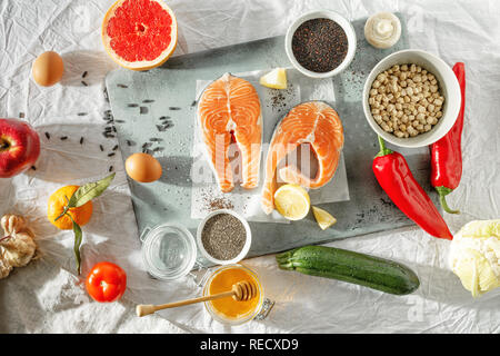 Ensemble de produits pour la préparation des choix alimentaires (céréales, graines, poisson, légumes et fruits) vue d'en haut. Mise à plat Banque D'Images