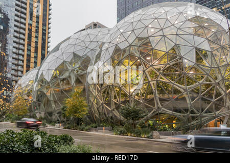 Seattle, Washington, USA - 27 octobre 2018. Vue sur Amazon les sphères de verre à son siège de Seattle et centre de conférence dans le centre-ville de Seattle. Banque D'Images