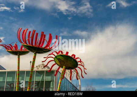 Seattle, Washington, USA - 28 octobre 2018. "Sonic Bloom' Fleur sculpture installation par Dan Corson au Space Needle/Pacific Science Center. Banque D'Images