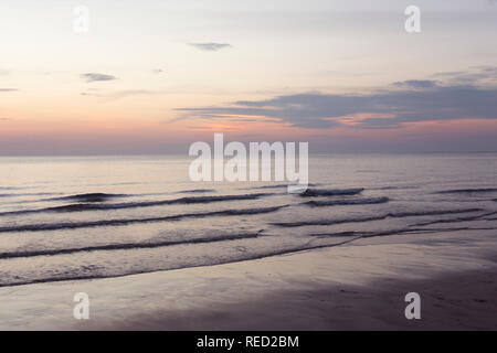 La mer au coucher du soleil. Paysage rose. Banque D'Images