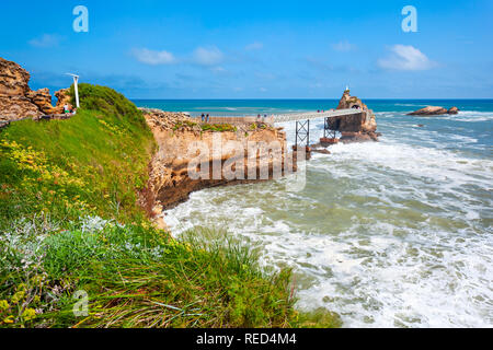 Le rocher de la vierge ou le rocher de la Vierge est un monument naturel touristique dans la vieille ville de Biarritz en France Banque D'Images