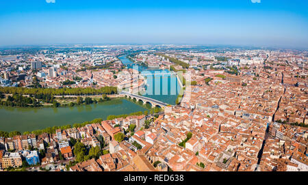 Toulouse et la Garonne vue panoramique aérienne. Toulouse est la capitale de la Haute Garonne département et région d'Occitanie en France. Banque D'Images