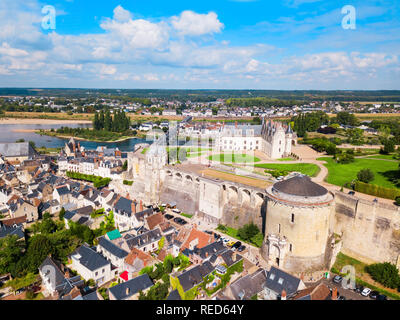 Vue panoramique aérienne de la ville d'Amboise, vallée de la Loire en France. Banque D'Images