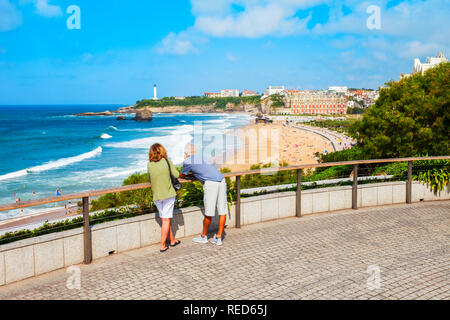 La Grande Plage vue aérienne du point de vue, une plage publique, dans la vieille ville de Biarritz sur le golfe de Gascogne sur la côte Atlantique en France Banque D'Images