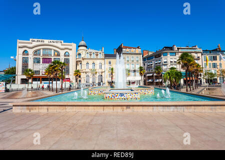 PAU, FRANCE - 19 septembre 2018 : Fontaine et piscine à la place Georges Clemenceau, dans le centre-ville de Pau en France Banque D'Images