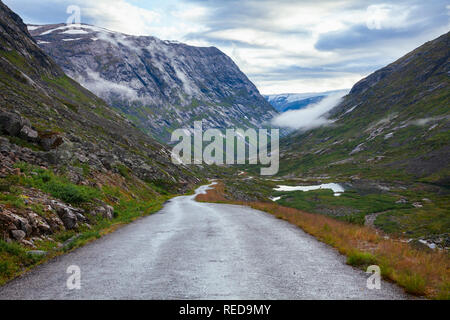 Scenic Route de montagne sinueuse à travers la vallée de Jostedalen avec glacier Jostedalsbreen vu en arrière-plan, le lustre, Sogn og Fjordane, Norvège, Scandinavie Banque D'Images