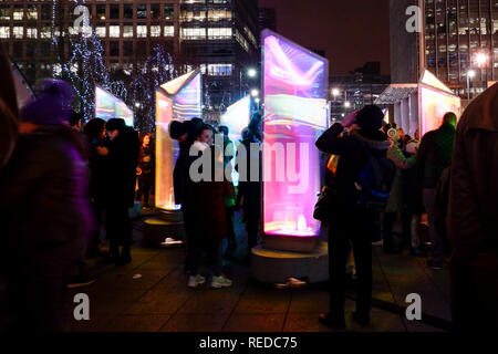 Londres, Angleterre - Janvier 2019 : Visiteurs à Prismatica , Jubilee Plaza Hiver 2019 .phares du Festival. Installations interactives à Canary Wharf Banque D'Images