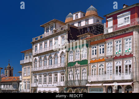 Maisons de ville traditionnelles et de l'architecture autour de Largo da Misericórdia, dans le centre historique de Guimaraes Banque D'Images