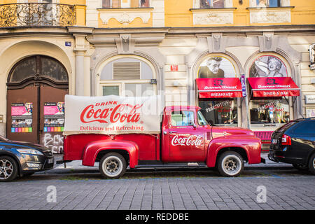 PRAGUE, RÉPUBLIQUE TCHÈQUE - 7 juin 2017 : : Red retro car Ford F-100 avec inscription publicité Coca Cola à bord dans les rues de la vieille ville de Prague Banque D'Images