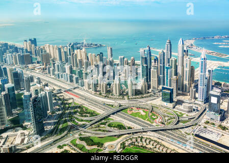 Vue aérienne du port de plaisance de Dubaï et skyline road interchange, Emirats Arabes Unis Banque D'Images