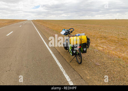 Zamiin-Uud, la Mongolie - le 22 septembre 2018 : Touring bike se trouve près de la route asphaltée, dans le désert de Gobi. Banque D'Images