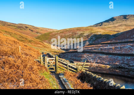 William Clough sur l'approche de Kinder Scout de fauche dans le parc national de Peak District Banque D'Images