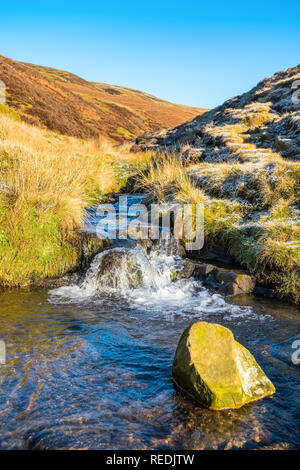 William Clough sur l'approche de Kinder Scout de fauche dans le parc national de Peak District Banque D'Images