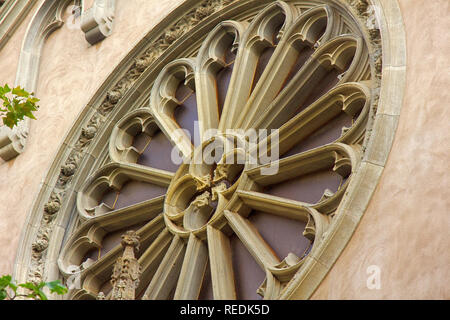 Fenestra encadrée à l'époque médiévale, romane et gothique l'architecture classique - élément de fenêtre : Fenêtre coupe-bordures, coude, doublure de casement. Rose-fenêtre. Barc Banque D'Images