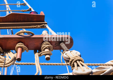 Jacobs ladder fait de cordes au vieux gréement croisière nostalgique sur fond de ciel bleu, l'espace (copie) Banque D'Images