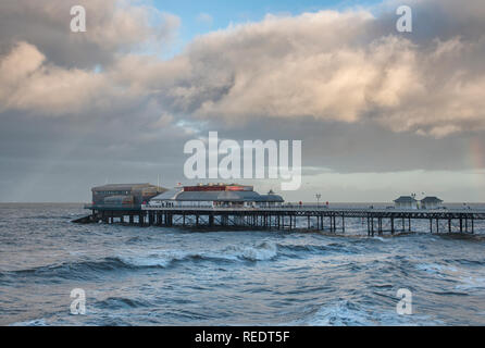 La marée haute à Cromer, le fracas des vagues contre la digue, Norfolk Banque D'Images