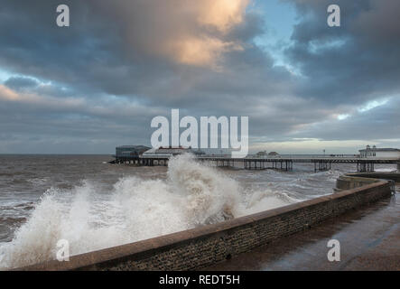 La marée haute à Cromer, le fracas des vagues contre la digue, Norfolk Banque D'Images