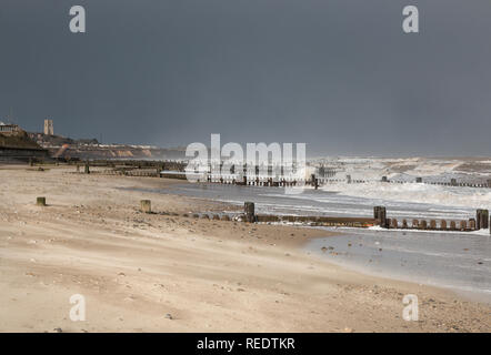 Vagues déferlantes sur le littoral de Norfolk à Panier vide, Eccles. Banque D'Images