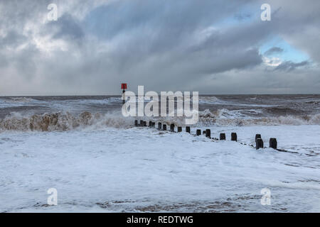 Vagues déferlantes sur le littoral de Norfolk à Panier vide, Eccles. Banque D'Images