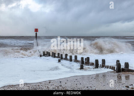 Vagues déferlantes sur le littoral de Norfolk à Panier vide, Eccles. Banque D'Images