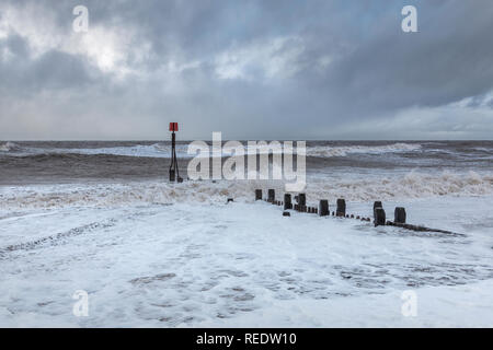 Vagues déferlantes sur le littoral de Norfolk à Panier vide, Eccles. Banque D'Images