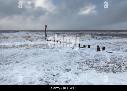 Vagues déferlantes sur le littoral de Norfolk à Panier vide, Eccles. Banque D'Images