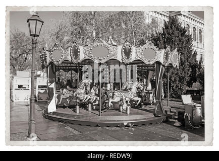 Français à l'ancienne avec des chevaux du carrousel vintage photo monochrome Banque D'Images