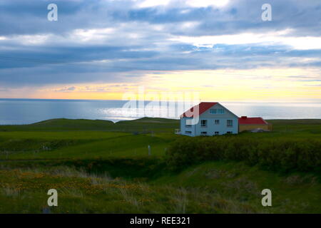 Einsames Haus am Meer im Sonnenuntergang Banque D'Images