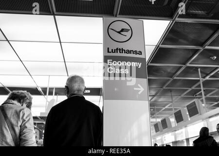 Frankfurt am Main, Allemagne - 11 octobre 2015 : Lufthansa Airlines icône logo, la classe économique et la direction signe pointeur. Des informations sur l'aéroport, guide de voyage. Vacances ou Voyage d'affaires. Vous voyagez par avion. Banque D'Images