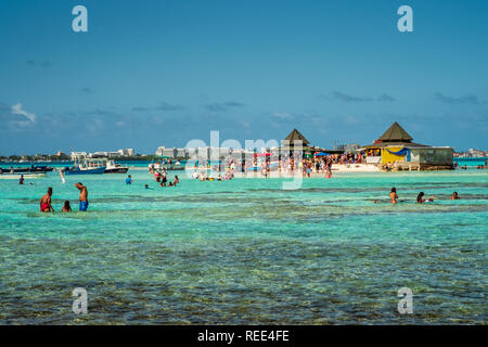 01-07-2019. L'île de San Andrés, Colombie. Foule de touristes patauge le bras de mer entre cayo Acuario et cayo Cordoba. Banque D'Images