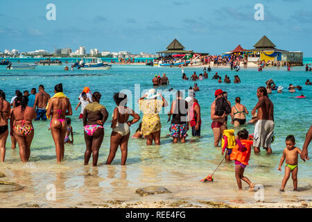 01-07-2019. L'île de San Andrés, Colombie. Foule de touristes patauge le bras de mer entre cayo Acuario et cayo Cordoba. Banque D'Images