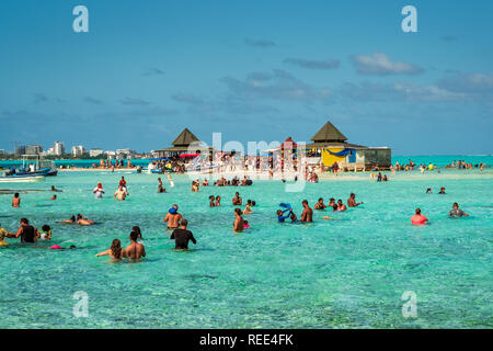 01-07-2019. L'île de San Andrés, Colombie. Foule de touristes patauge le bras de mer entre cayo Acuario et cayo Cordoba. Banque D'Images