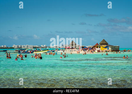 01-07-2019. L'île de San Andrés, Colombie. Foule de touristes patauge le bras de mer entre cayo Acuario et cayo Cordoba. Banque D'Images