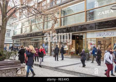 Na Prikope, Na Prikopech ou Prikopy, est une rue commerçante dans le centre de Prague reliant la Place Venceslas avec la place de la République. Banque D'Images