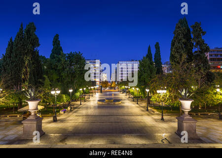 Athènes, Grèce - 24 octobre 2018 : Vue de la rue d'Athènes à travers Ermou la place Syntagma dans le centre d'Athènes. Banque D'Images