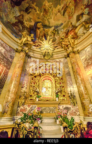 Bologne, Italie - 12 janvier 2018 : autel avec Vierge à l'enfant icône, la piété populaire des fidèles et des pèlerins. Madonna l'intérieur de San Luca sanctuaire, une basilique dédiée à Marian culte catholique. Banque D'Images
