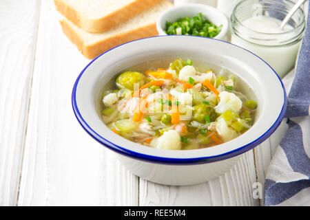 Soupe de légumes avec le chou-fleur, choux de Bruxelles, choux blanc, carottes et pois verts. De délicieux repas santé, le ressort de la nourriture, pour les végétariens et ch Banque D'Images